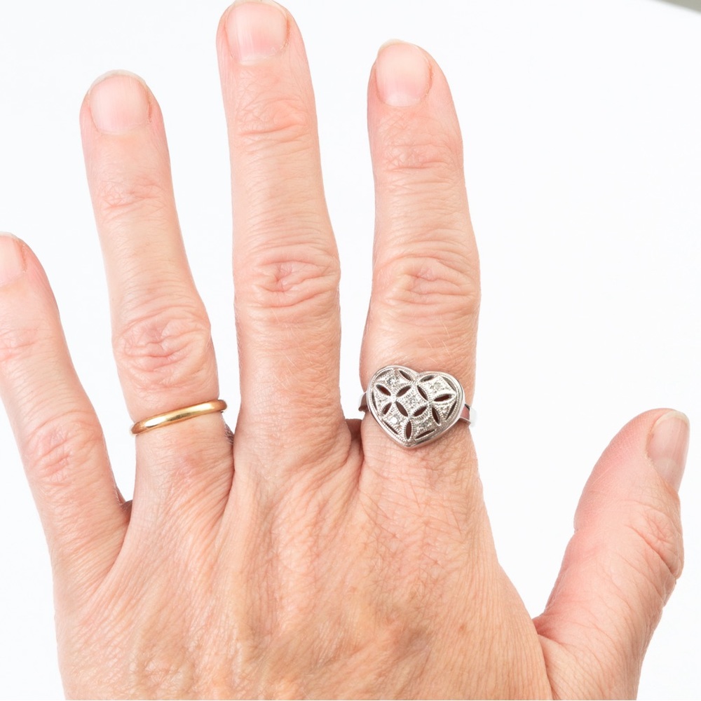 Heart shaped concave ring filigree, etching & small diamonds & sterling silver 8 - Picture 3 of 16